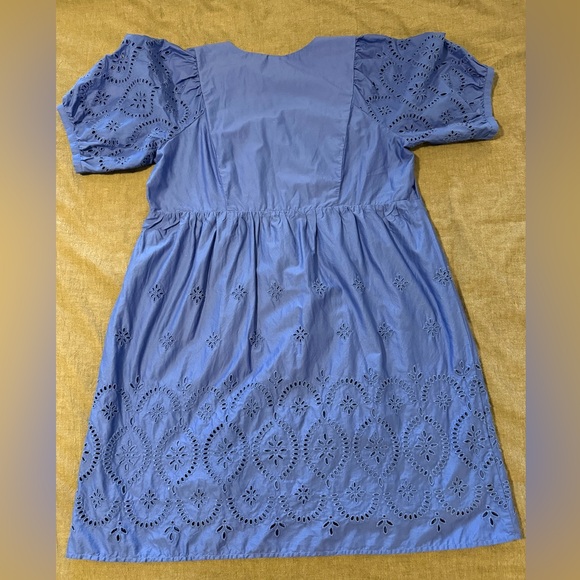 Old Navy Women’s V-Neck Eyelet Mini Dress Size Medium - Picture 4 of 5